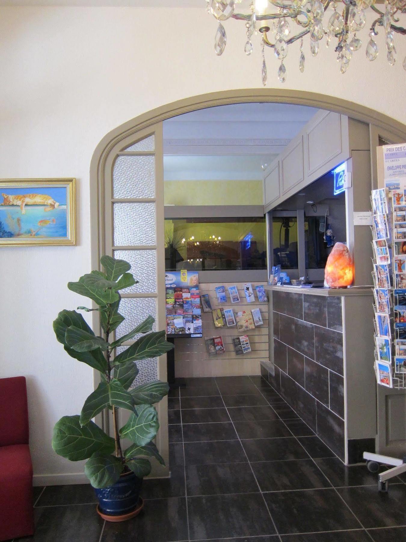 Brit Hotel Colbert Juan-les-Pins Buitenkant foto