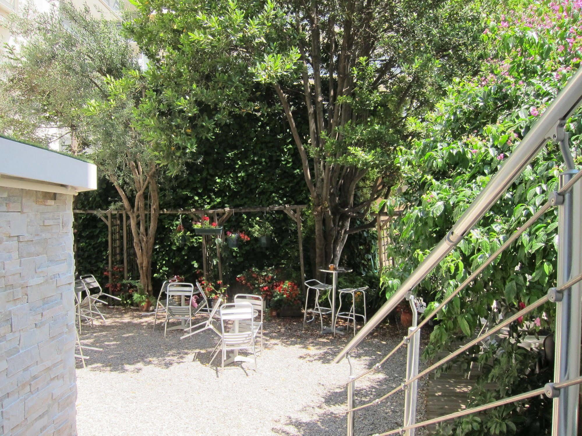 Brit Hotel Colbert Juan-les-Pins Buitenkant foto